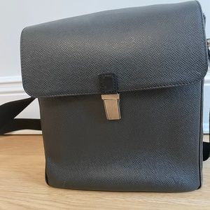 Louis Vuitton Taiga Yaranga Shoulder bag